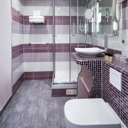 Du Plat D'etain מלון