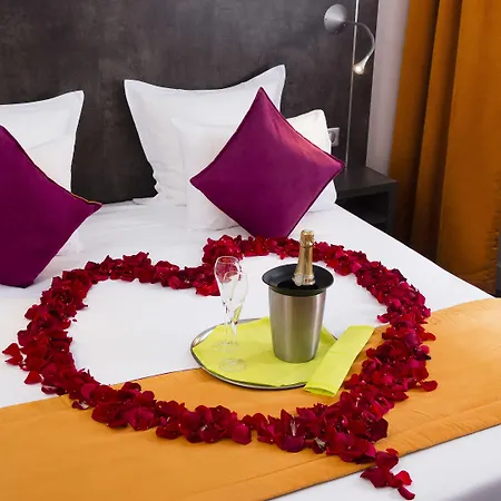 Du Plat D'etain מלון 3*