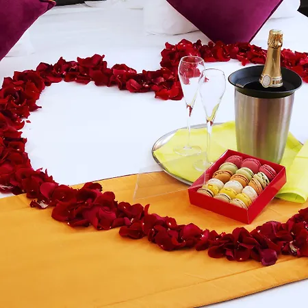 Du Plat D'etain מלון