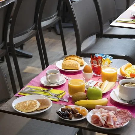 Du Plat D'etain מלון 3*