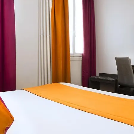 Du Plat D'etain מלון