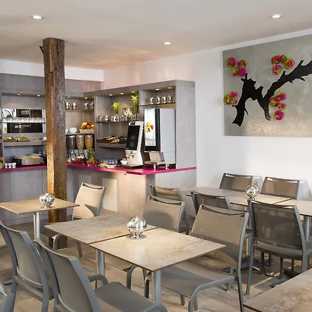 Du Plat D'etain מלון