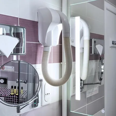 Du Plat D'etain מלון 3*